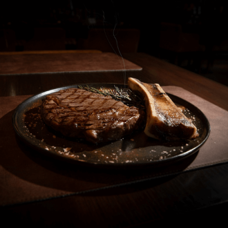 steak'as mėsos kepsnys su rozmarinu lėkštėje